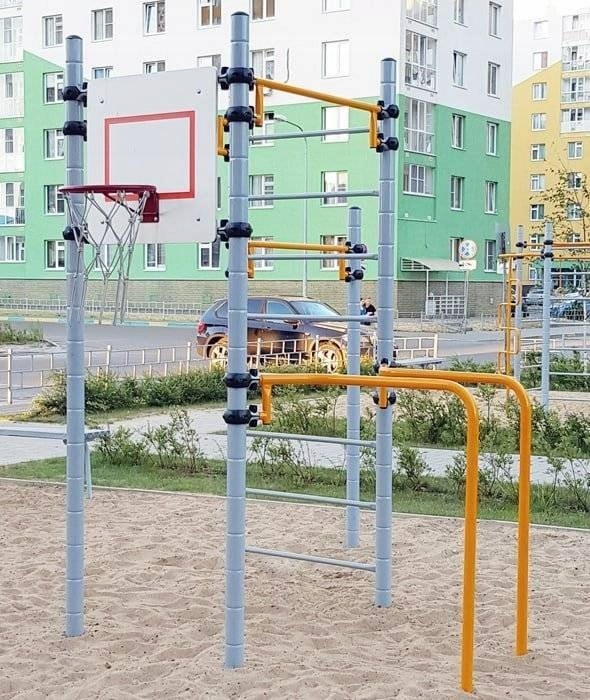 Wysokiej jakości wyposażenie zestawu – Drabinka, poręcze i kosz do koszykówki