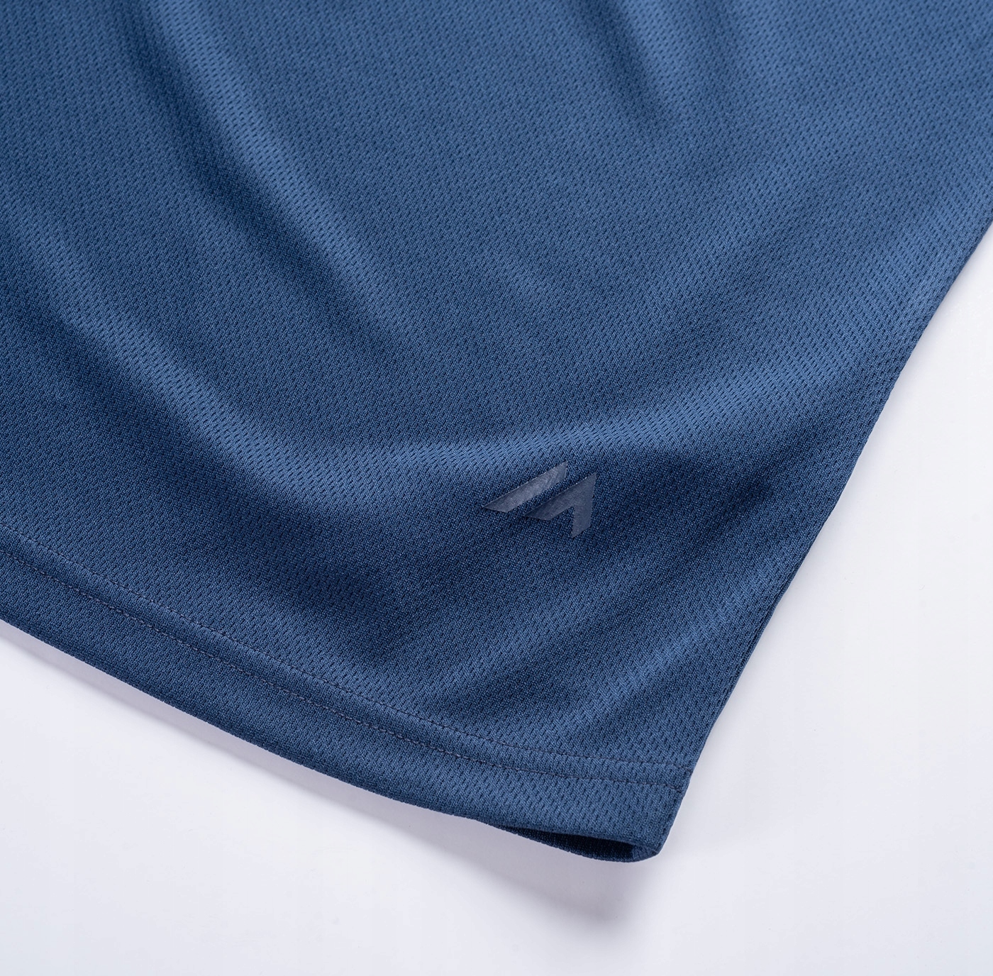 Minimalistyczny design z delikatnym logo – Styl i funkcjonalność