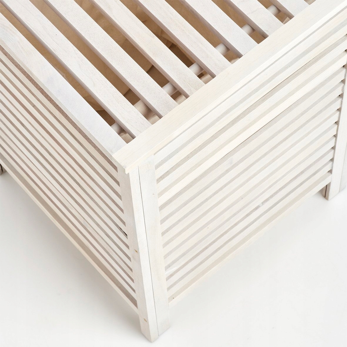 Właściwości materiału i designu – Trwałe drewno w białym kolorze