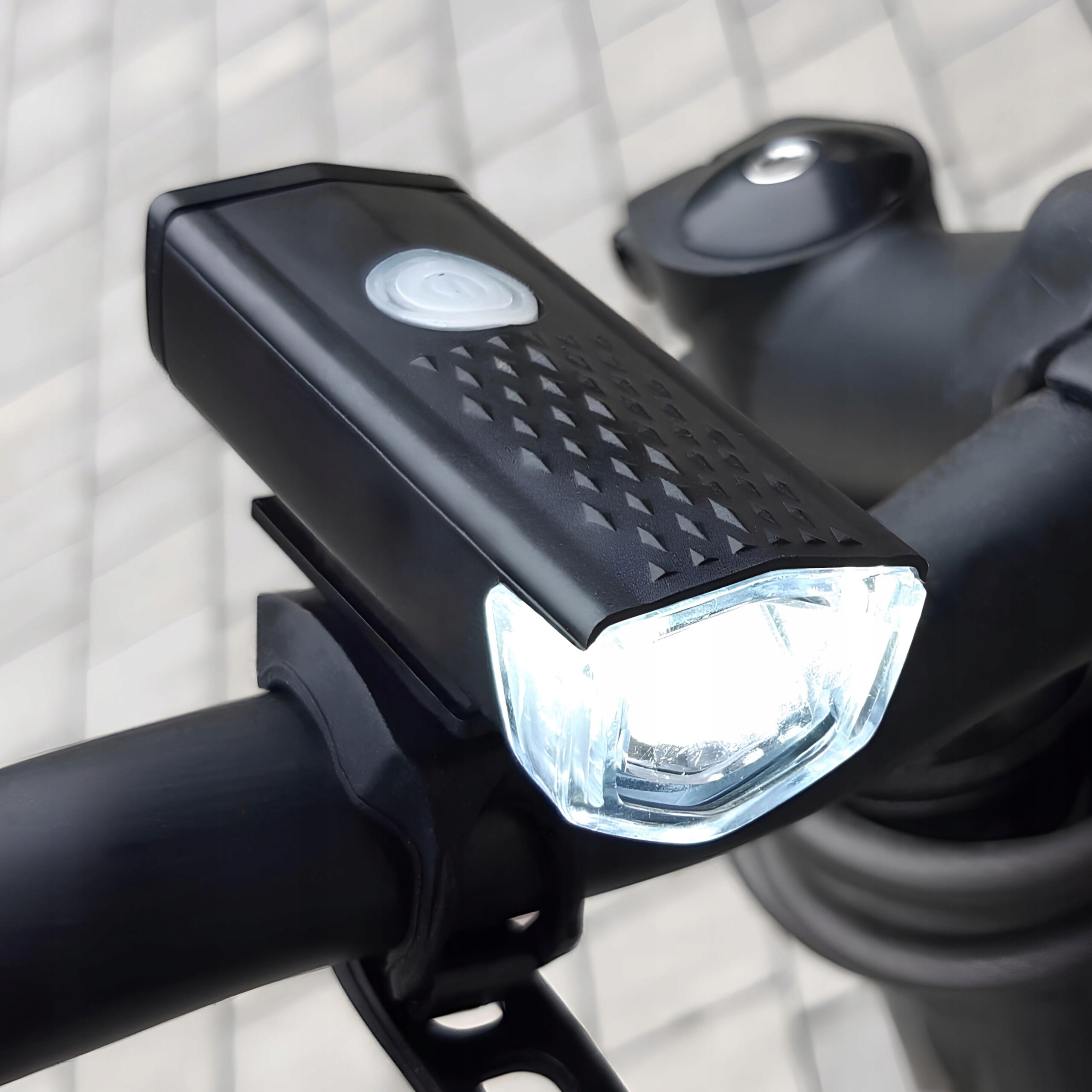 Elastyczny pasek mocujący – Prosty montaż na kierownicy roweru