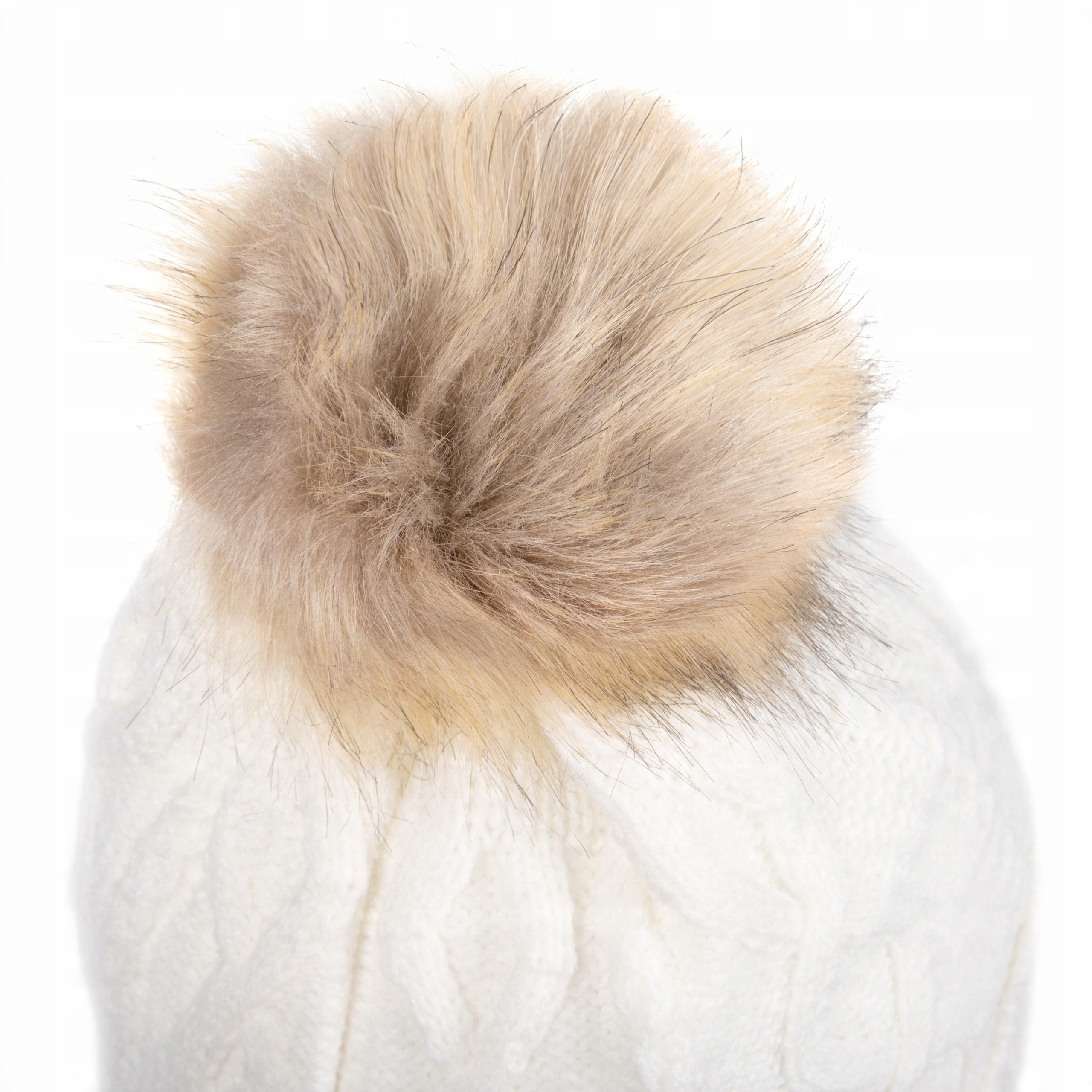 Elegancki pompon i unikalny wzór warkocz