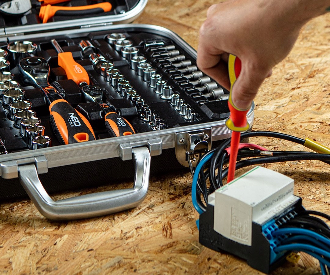 Narzędzia elektryczne w walizce – 108 elementów w jednym miejscu