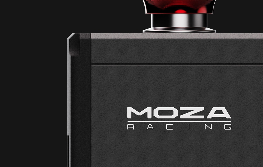Zbliżenie na napis MOZA RACING na szarej obudowie z czerwonym włącznikiem na górze.