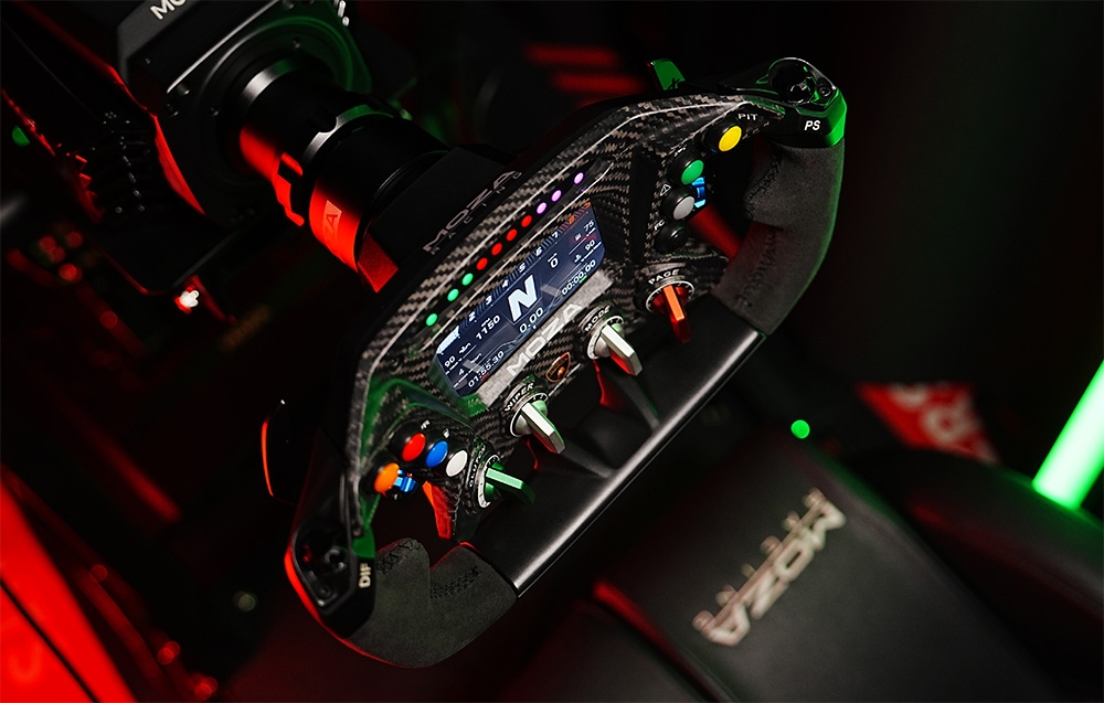 Widok z góry na kierownicę MOZA Racing Lamborghini Essenza SCV12 RS070.