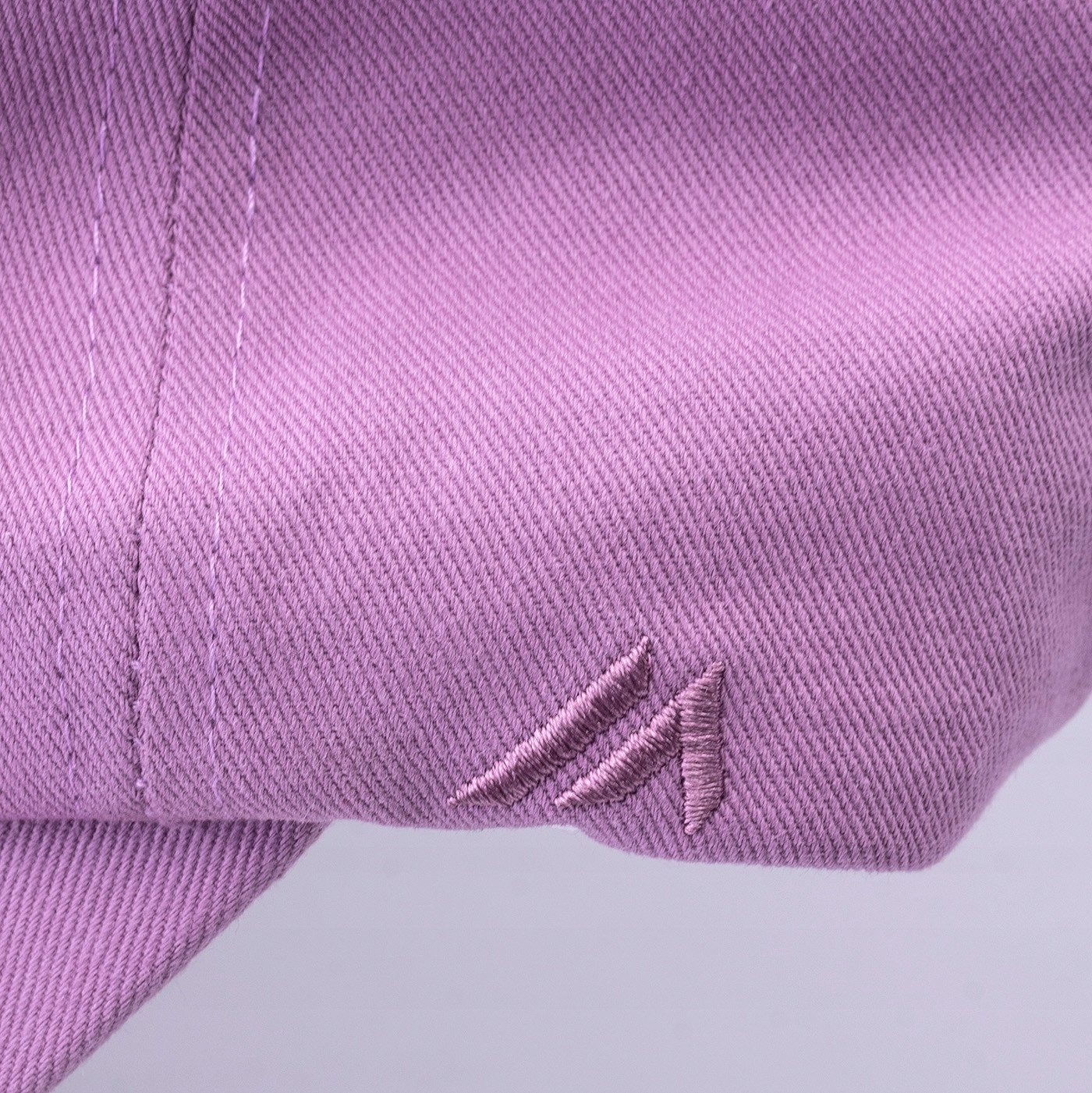 Haftowane logo marki – Elegancki detal na czapce