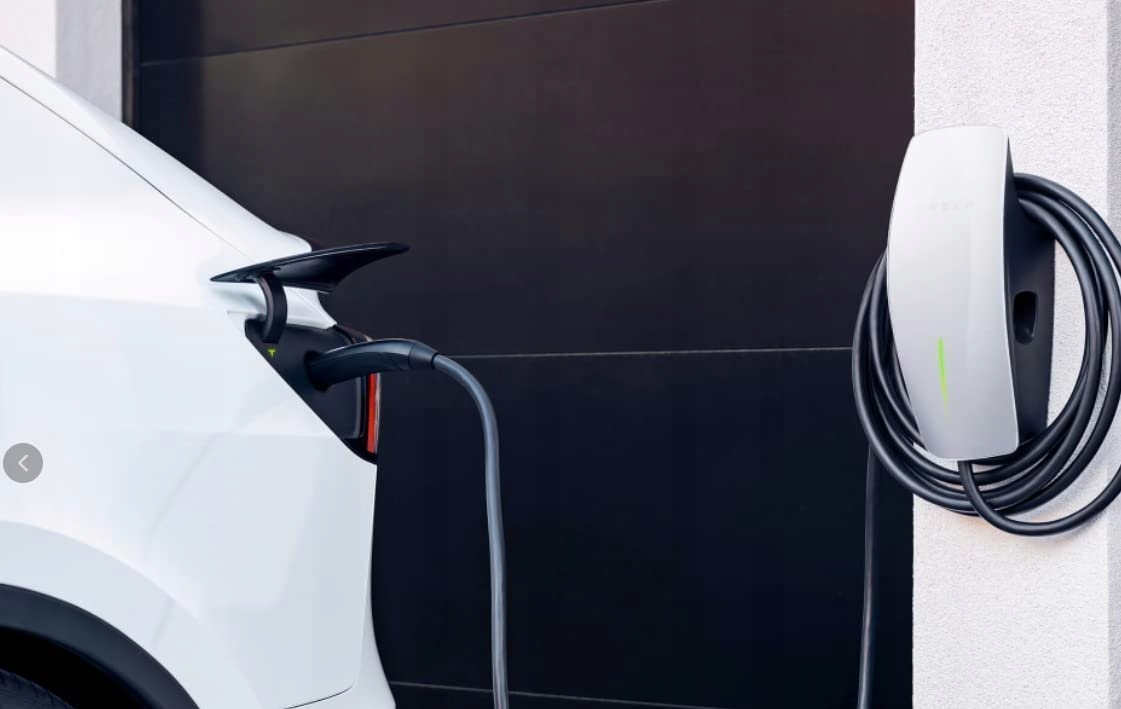Ładowarka Tesla Wall Connector umożliwia zarządzanie procesem ładowania