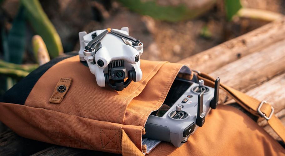 DJI Mini 4 Pro Fly More Combo (DJI RC-2) - Front/Kontroler