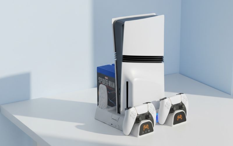 Konsola PS5 w podstawce YAXO Arctic Breeze NE z dwoma kontrolerami DualSense, pilotem i pudełkiem gry w jasnej aranżacji