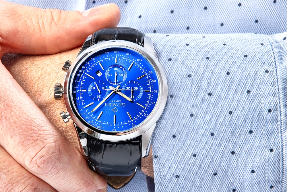 Elegancka tarcza z chronografem i datownikiem