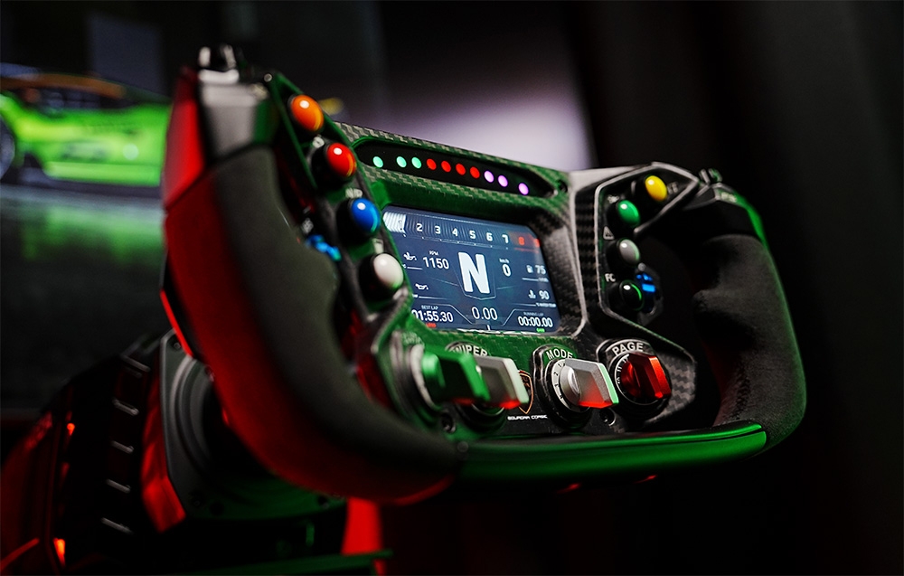 MOZA Racing Lamborghini Essenza SCV12 RS070 widoczna z boku, podświetlona na czerwono i zielono.