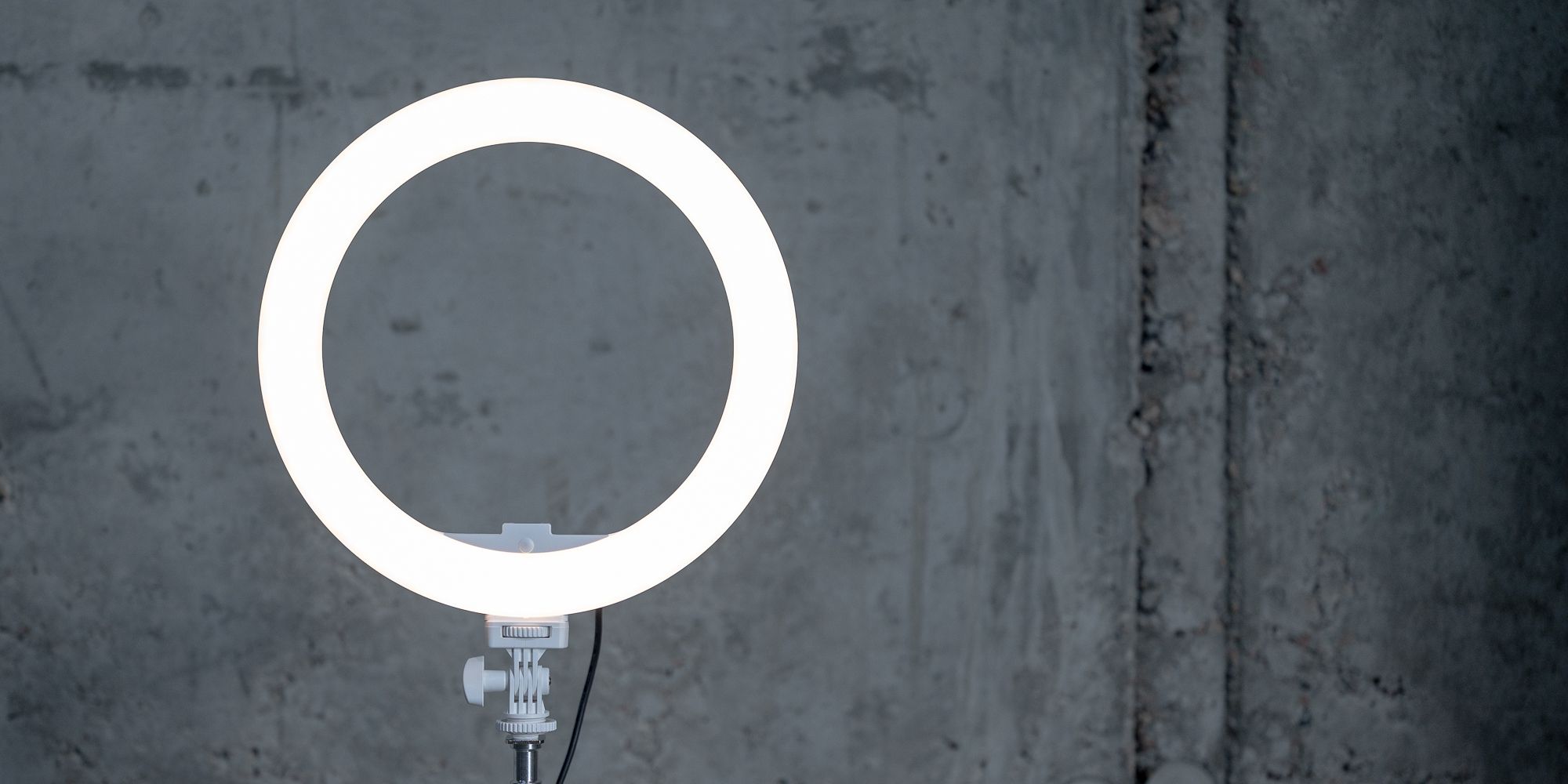 Lampa pierścieniowa LED Newell RL-10A Arctic White + statyw