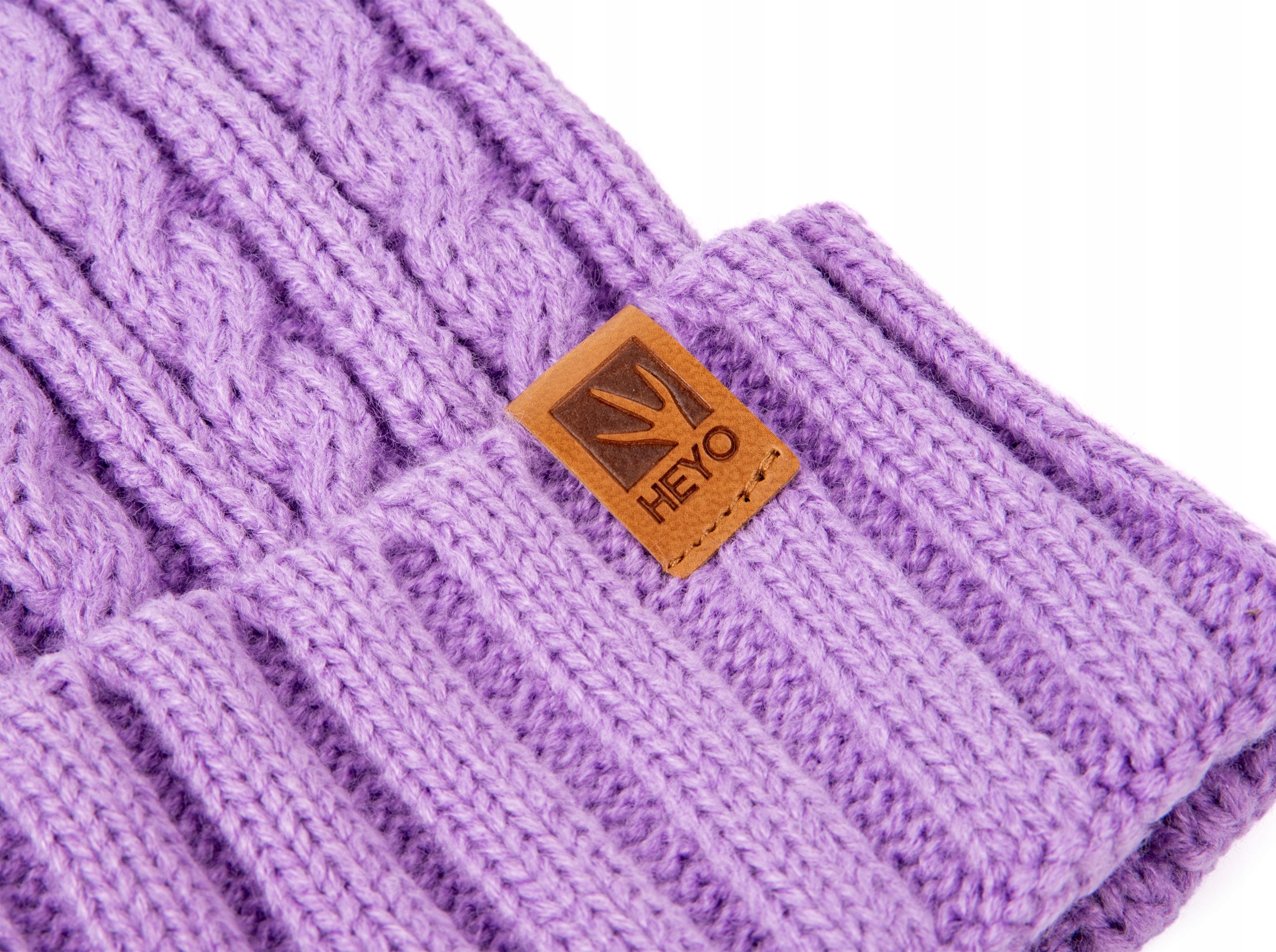Elegancki pompon i logo marki