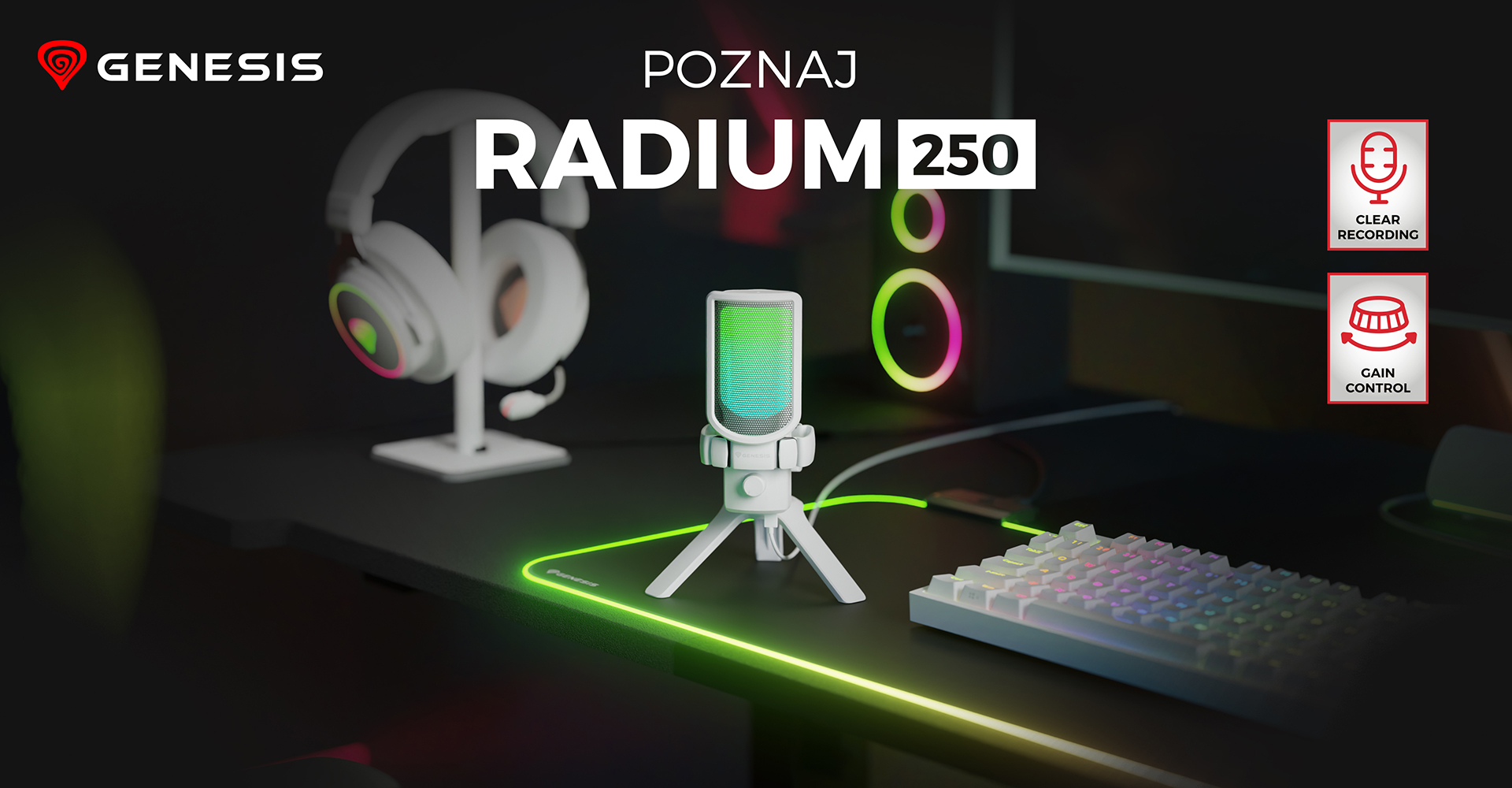 Biały mikrofon Genesis Radium 250 USB na biurku, otoczony zestawem słuchawkowym i kolorową klawiaturą, podkreślający wyraźne możliwości nagrywania