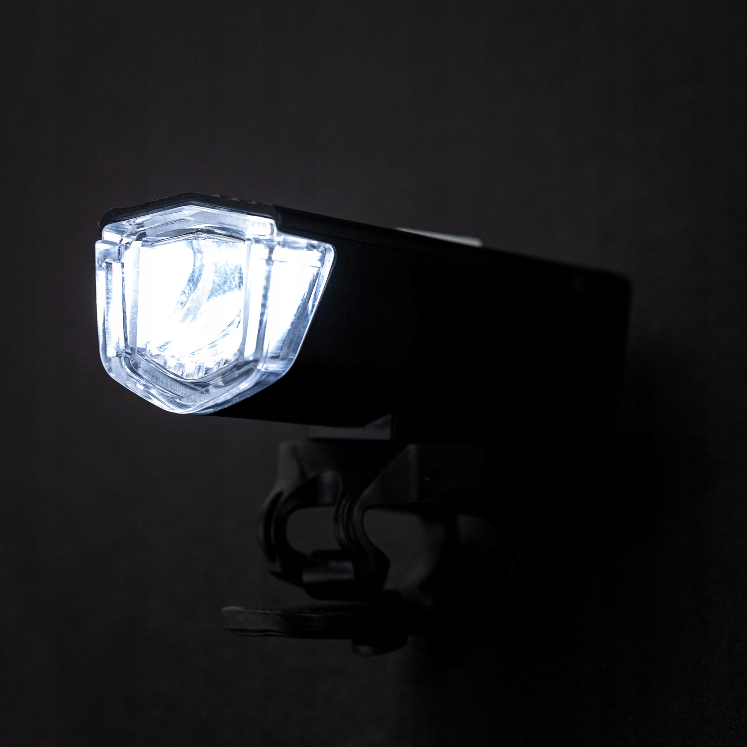 Trzy tryby oświetlenia – Dostosuj intensywność światła do warunków