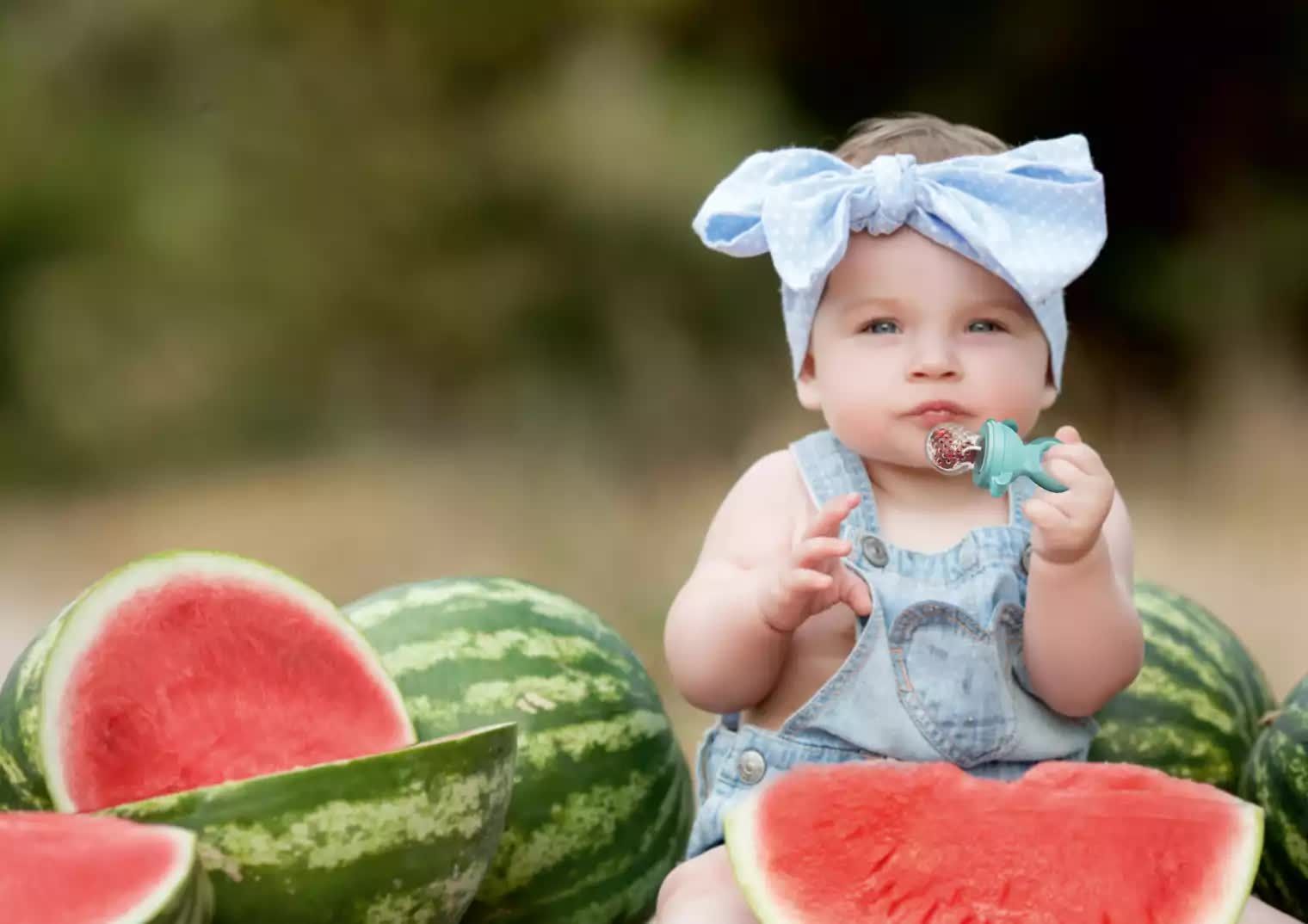 maluch jedzący owoce za pomocą gryzaka Neno Frutta