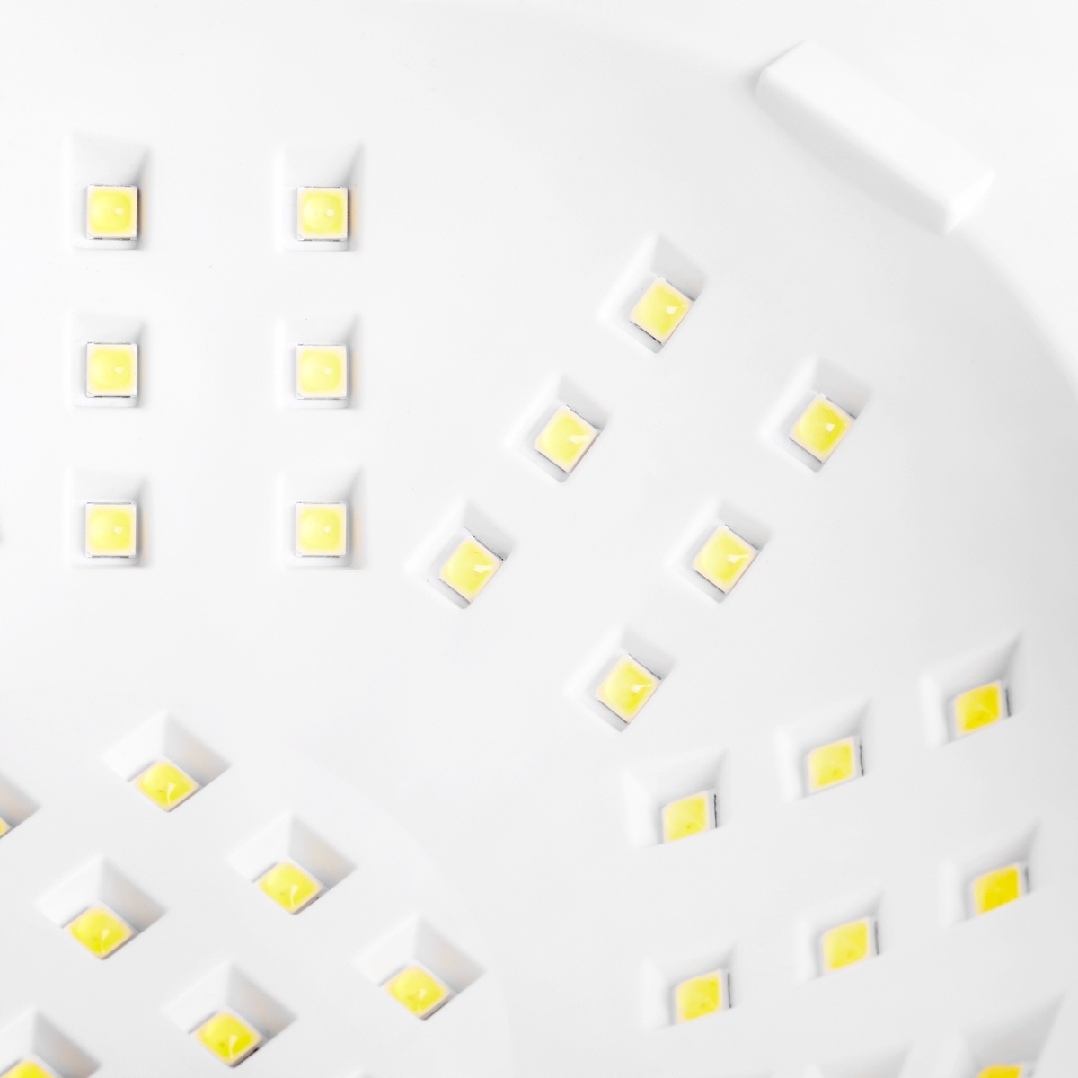 Wysoka moc 220 W i 57 diod LED – Efektywność i precyzja