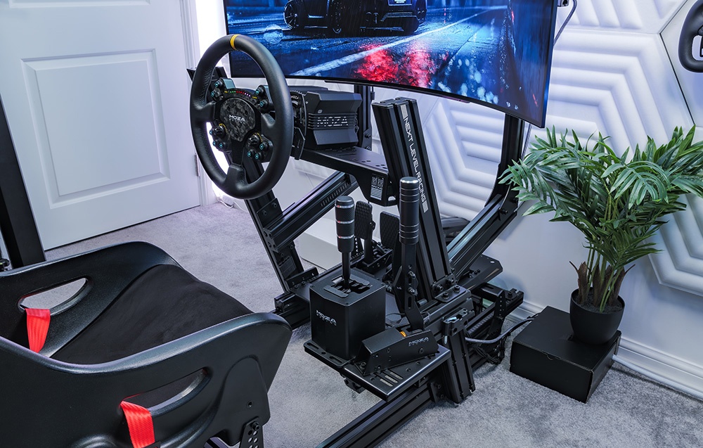 Cały symulator wyścigowy z fotelami, pedałami i zakrzywionym ekranem.