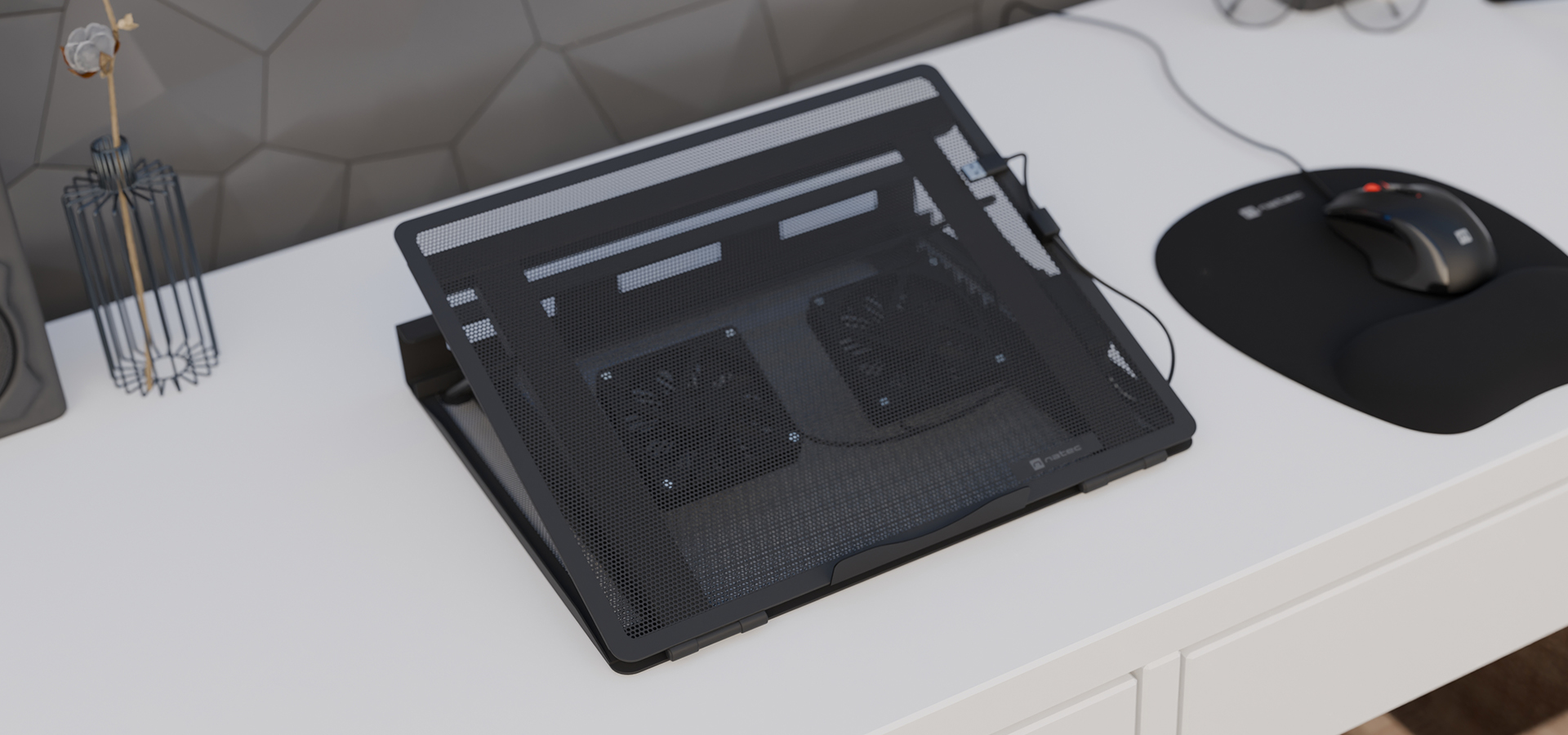 Chłodząca podstawka pod laptopa Natec Tern 2 Plus z dwoma wentylatorami, odpowiednia dla laptopów o przekątnej od 12,1 do 17,3 cala, umieszczonych na biurku.