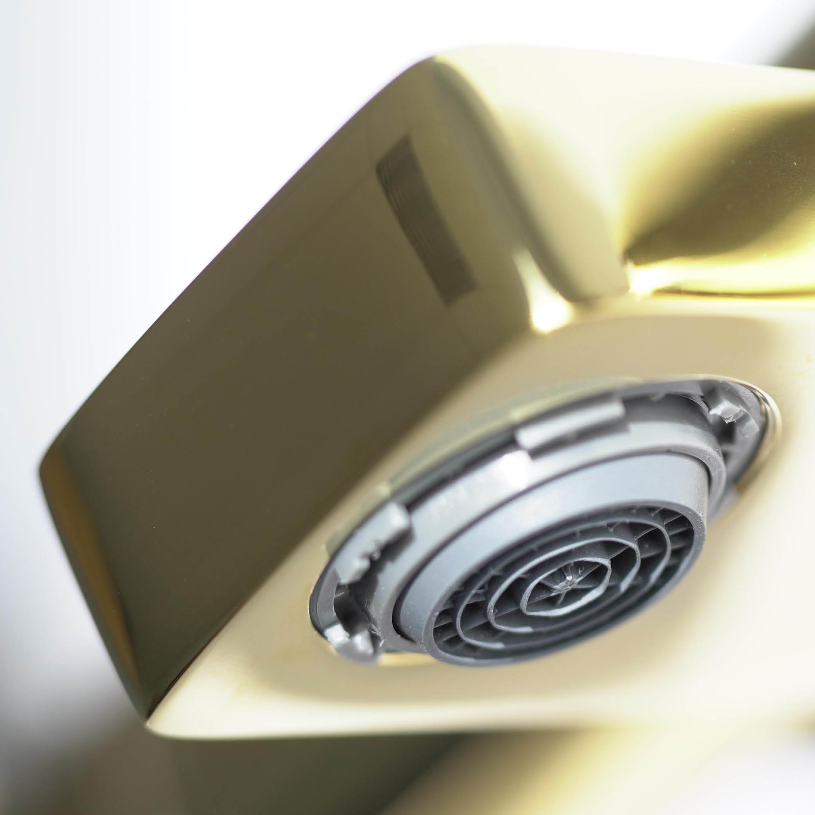 Ruchomy silikonowy aerator ułatwia usuwanie osadów wapiennych