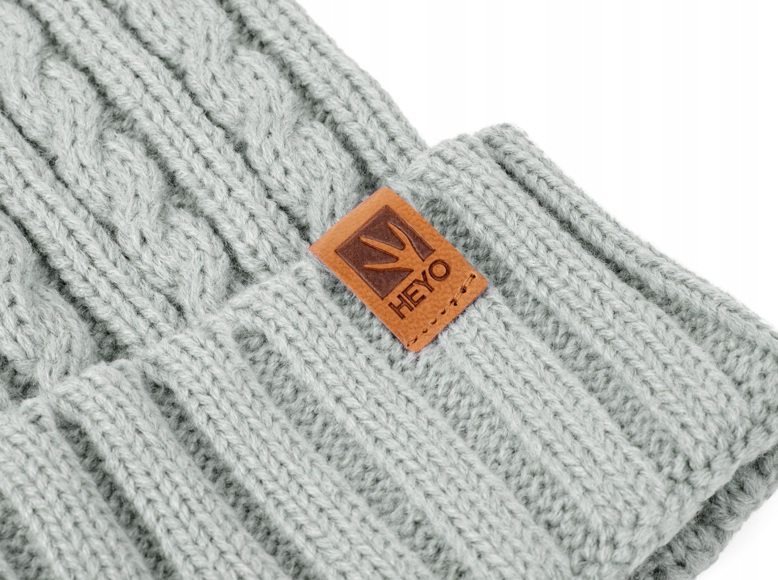 Elegancki pompon i logo firmowe