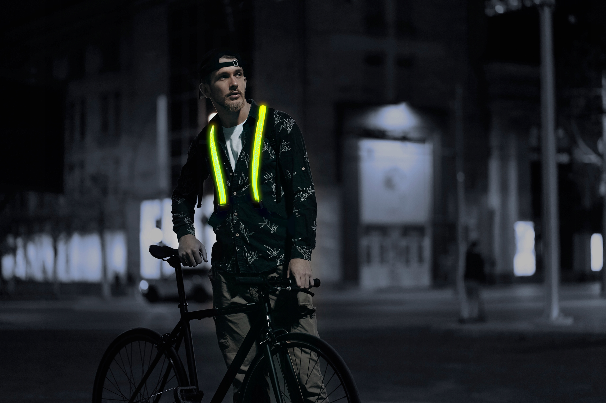 szelki-kamizelka-oswietlenie-led-streetglow-l-xl-do-biegania-na-rower-motor_o6756_3.jpg
