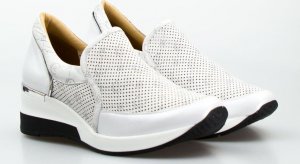AGA Sneakersy ażurowe wsuwane skórzane srebrne Aga-37 5