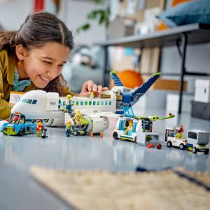 LEGO City Samolot pasażerski (60367) 5