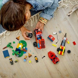 LEGO City Terenowy wóz strażacki z łodzią ratunkową (60412) 6