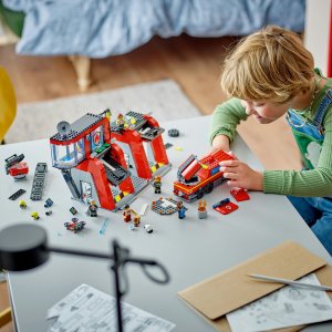 LEGO City Remiza strażacka z wozem strażackim (60414) 6