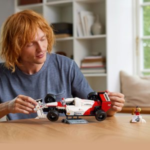 LEGO Icons McLaren MP4/4 i Ayrton Senna (10330) 6