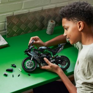 LEGO Technic Motocykl Kawasaki Ninja H2R (42170) 7