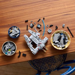 LEGO Star Wars Millennium Falcon (75375) 6