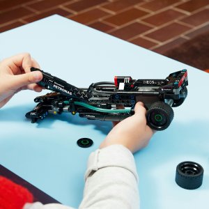LEGO Technic Mercedes-AMG F1 W14 E Performance Pull-Back (42165) 4