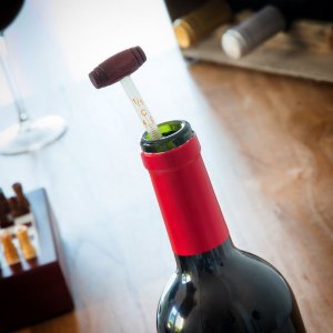 InnovaGoods Zestaw akcesoriów do wina i szachy InnovaGoods (37 części) 11