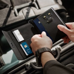 Spigen Paszportówka Universal czarna 13