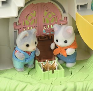 Figurka Epoch Sylvanian Families - Wyspa z wodospadem Secret Forest + figurka pieska husky (5761) 14