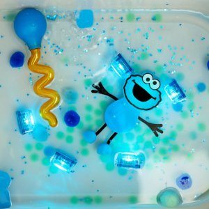 Glo Pals , Postać do kąpieli Ciasteczkowy Potwór - zestaw z dwiema kostkami sensorycznymi świecącymi w wodzie 4