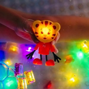Glo Pals Glo Pals, Postać do kąpieli Tygrysek Daniel - zestaw z dwiema kostkami sensorycznymi świecącymi w wodzie 2