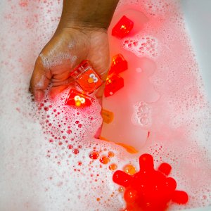 Glo Pals Glo Pals, Kostki sensoryczne świecące w wodzie - Elmo, 4 szt. 3