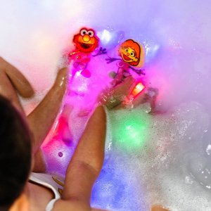 Glo Pals Glo Pals, Postać do kąpieli Elmo - zestaw z dwiema kostkami sensorycznymi świecącymi w wodzie 3
