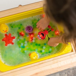Glo Pals Glo Pals, Postać do kąpieli Elmo - zestaw z dwiema kostkami sensorycznymi świecącymi w wodzie 4