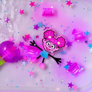 Glo Pals Glo Pals, Postać do kąpieli Abby - zestaw z dwiema kostkami sensorycznymi świecącymi w wodzie 5