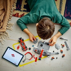 LEGO City Formula 1 F1® Pit stop i mechanicy z bolidem Ferrari  (60443) 2