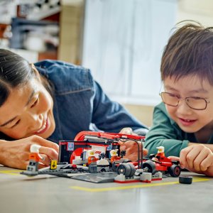 LEGO City Formula 1 F1® Pit stop i mechanicy z bolidem Ferrari  (60443) 4