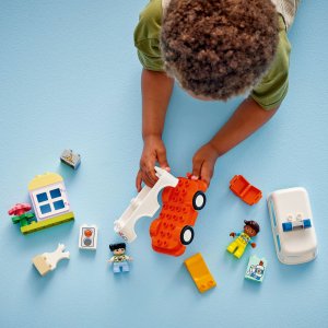 LEGO Duplo Karetka z kierowcą (10447) 2