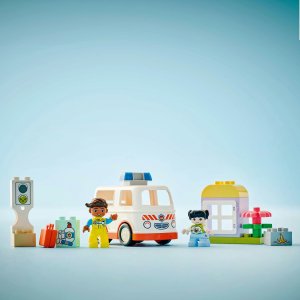 LEGO Duplo Karetka z kierowcą (10447) 3