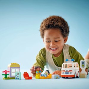 LEGO Duplo Karetka z kierowcą (10447) 4