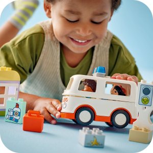 LEGO Duplo Karetka z kierowcą (10447) 6