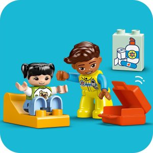 LEGO Duplo Karetka z kierowcą (10447) 7