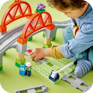 LEGO Duplo Most i tory kolejowe — zestaw rozszerzający (10426) 7